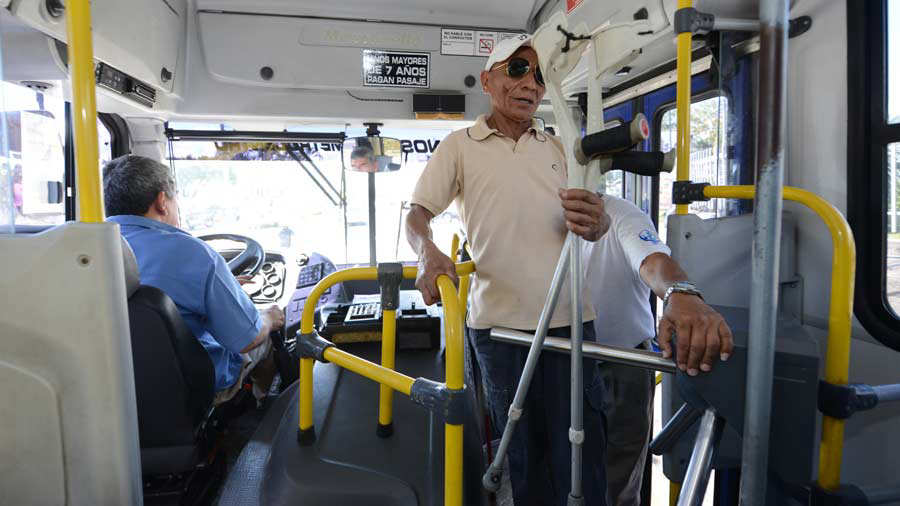 emiten-dictamen-favorable-para-que-salvadorenos-con-discapacidad-y-de-la-tercera-edad-paguen-medio-pasaje-en-transporte